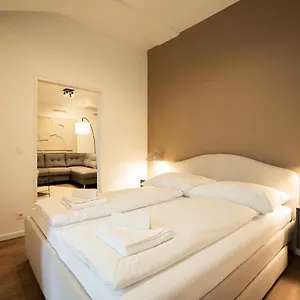 Stylish With Dedicated Working Space And Super King-size Bed Located Between Centre And Donau River , Wien Österreich